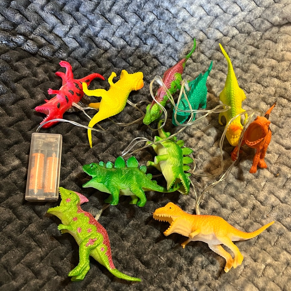Dinosaur String Lights. Ten Dinosaurs and Battery Operated. Great Preowned Cond.